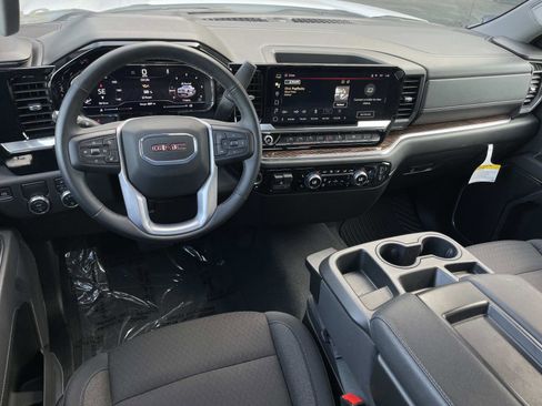 Used 2025 GMC Sierra 1500 SLE w/ Preferred Package image 9