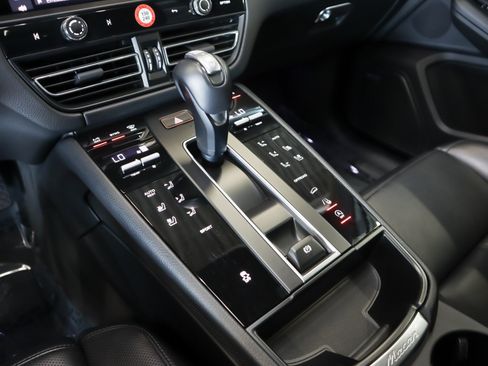 Certified 2025 Porsche Macan AWD/4WD image 16