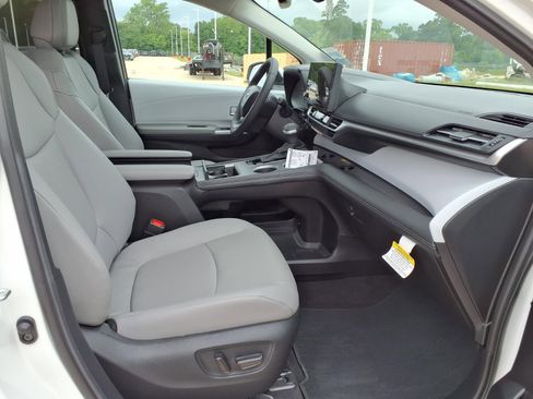 Used 2026 Toyota Sienna XLE FWD image 20