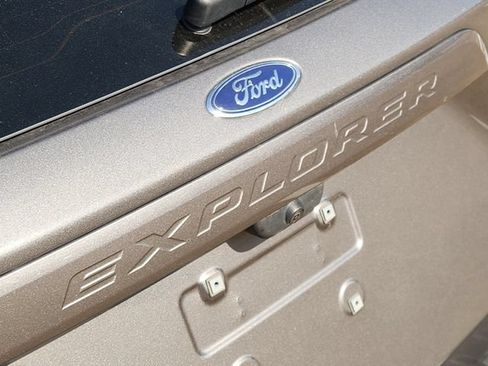 Used 2023 Ford Explorer XLT w/ Equipment Group 202A AWD/4WD image 9