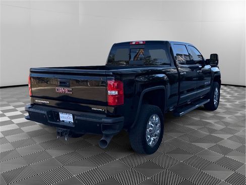 Used 2018 GMC Sierra 2500 Denali w/ Duramax Plus Package AWD/4WD image 5