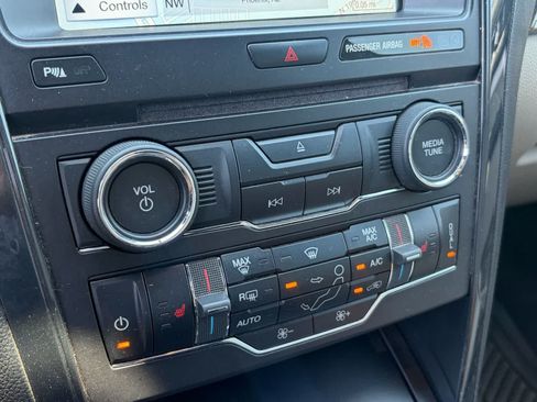 Used 2018 Ford Explorer XLT w/ Equipment Group 202A FWD image 15