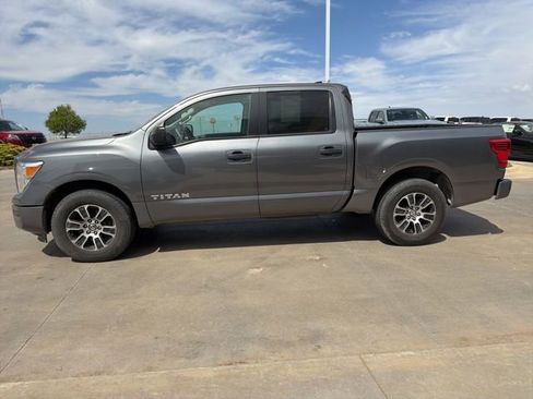 Used 2022 Nissan Titan SV image 4