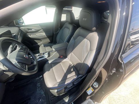 Used 2025 Buick Envista Sport Touring image 36