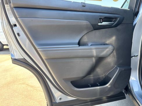Used 2022 Toyota Highlander XLE image 18