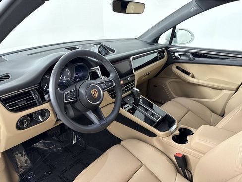 Certified 2025 Porsche Macan image 4