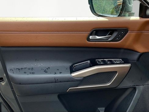 Used 2025 Nissan Pathfinder Platinum image 21