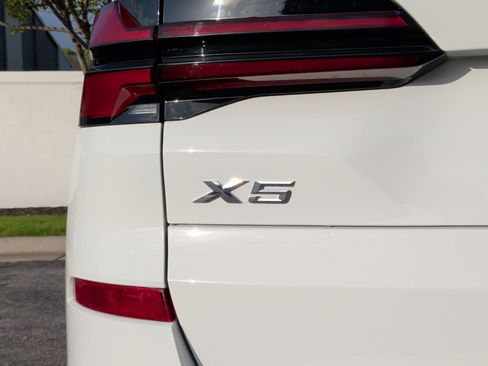 Used 2024 BMW X5 xDrive40i w/ M Sport Package AWD/4WD image 12