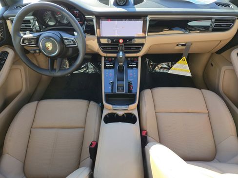 Certified 2025 Porsche Macan image 13