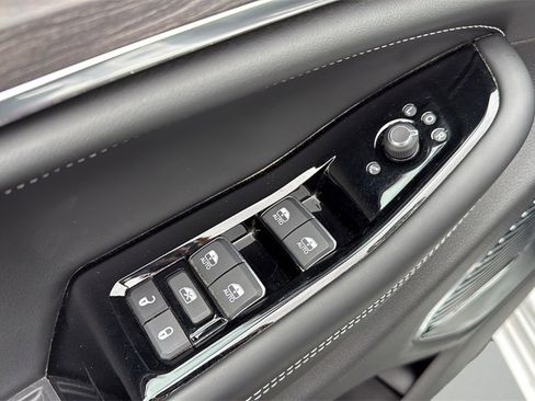 Used 2022 Jeep Grand Cherokee Overland w/ Advanced Protech Group III image 26