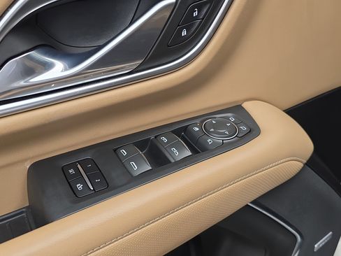 Used 2021 Chevrolet Suburban Premier image 21