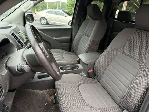 Used 2017 Nissan Frontier SV w/ SV Value Truck Package RWD image 8