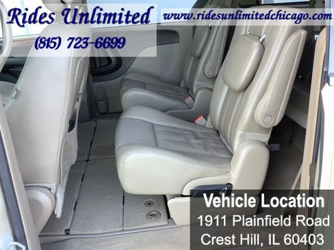 Used 2014 Chrysler Town & Country Touring FWD image 25