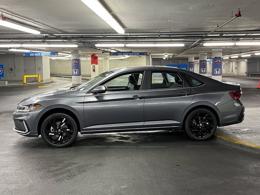 Used 2025 Volkswagen Jetta SE FWD image 27