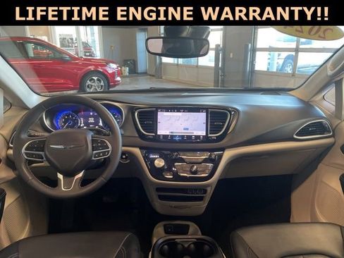 Certified 2024 Chrysler Pacifica Touring-L image 24