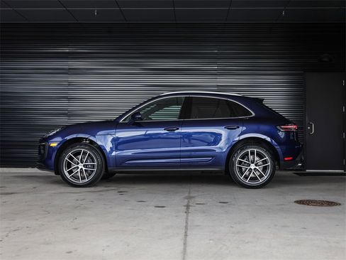 Used 2025 Porsche Macan image 2