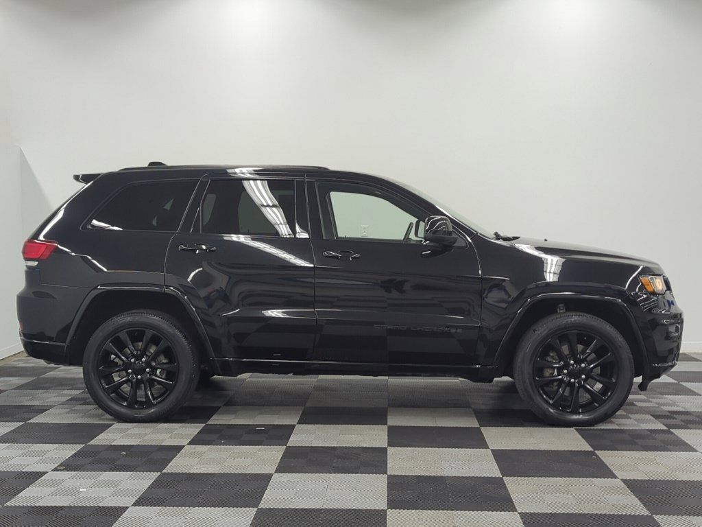 Used 2021 Jeep Grand Cherokee Laredo X AWD/4WD image 4