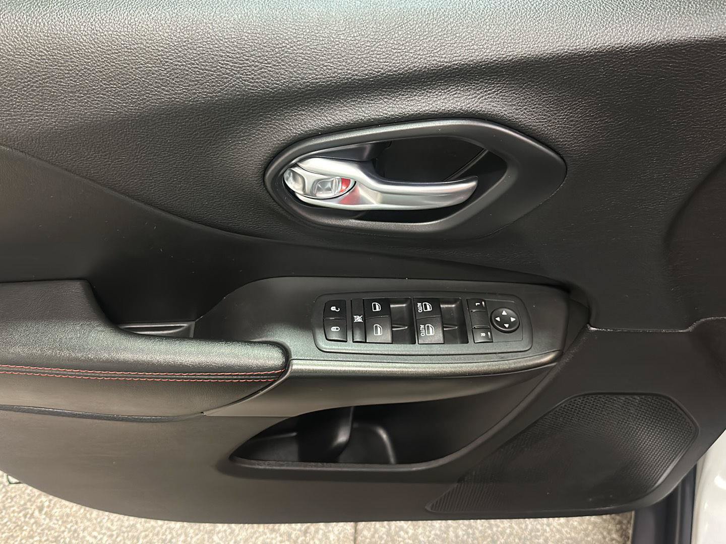 Used 2020 Jeep Cherokee Trailhawk w/ Comfort/Convenience Group AWD/4WD image 17