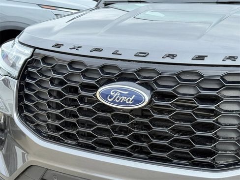 Used 2025 Ford Explorer ST-Line w/ ST-Line Street Pack image 4