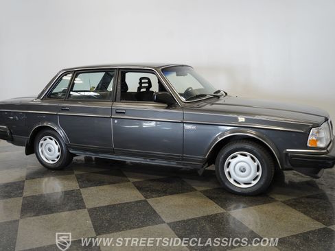 Used 1988 Volvo 240 Sedan RWD image 16