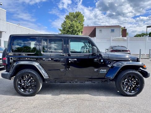 Used 2025 Jeep Wrangler Unlimited Sahara w/ Safety Group AWD/4WD image 8