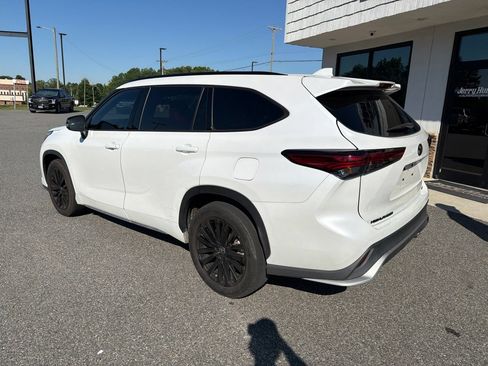Used 2023 Toyota Highlander XSE FWD image 6