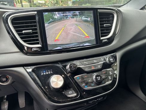 Used 2025 Chrysler Pacifica Select FWD image 17