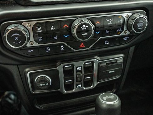 Used 2022 Jeep Wrangler Unlimited Sahara w/ LED Lighting Group AWD/4WD image 36