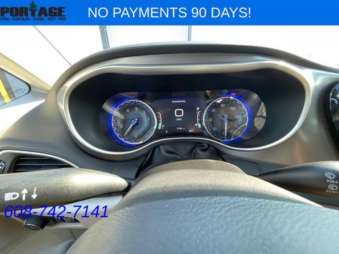 Used 2023 Chrysler Pacifica Touring-L FWD image 14