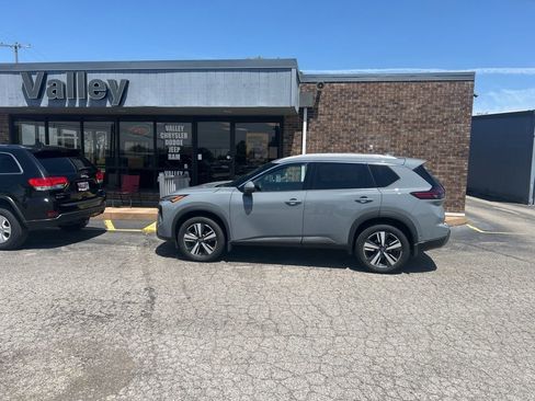 Used 2024 Nissan Rogue SL AWD/4WD image 3