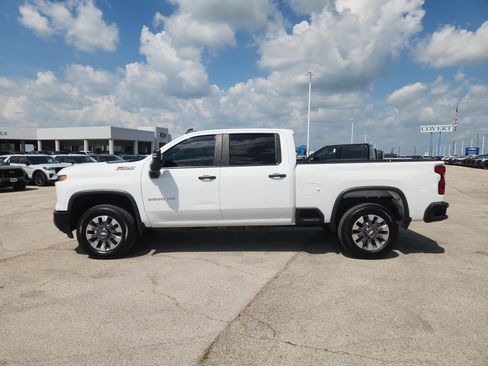 Used 2024 Chevrolet Silverado 2500 Custom w/ Custom Value Package AWD/4WD image 4