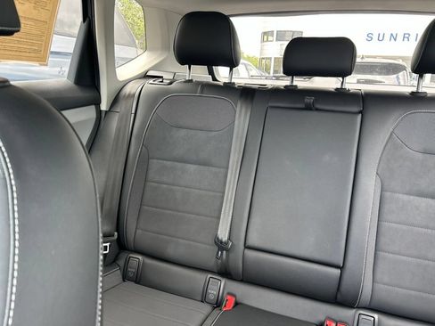Certified 2022 Volkswagen Taos SE AWD/4WD image 12