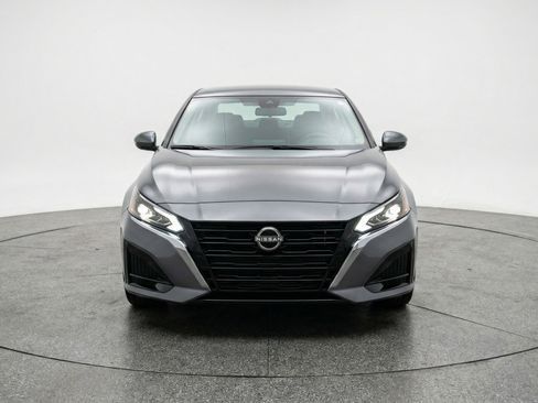 Used 2025 Nissan Altima 2.5 SV FWD image 2