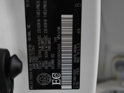 Used 2024 Toyota Highlander LE image 32