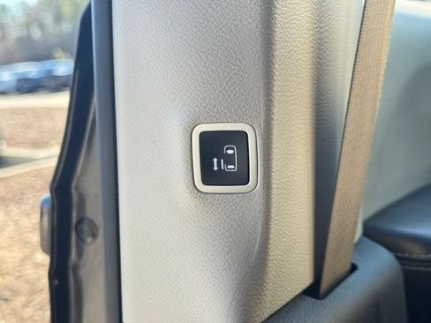 Used 2023 Chrysler Pacifica Touring-L FWD image 16