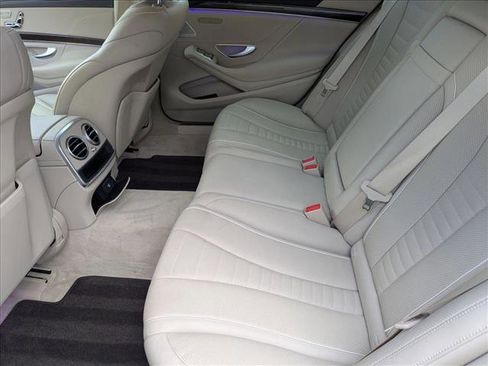 Used 2018 Mercedes-Benz S 560 Sedan image 17