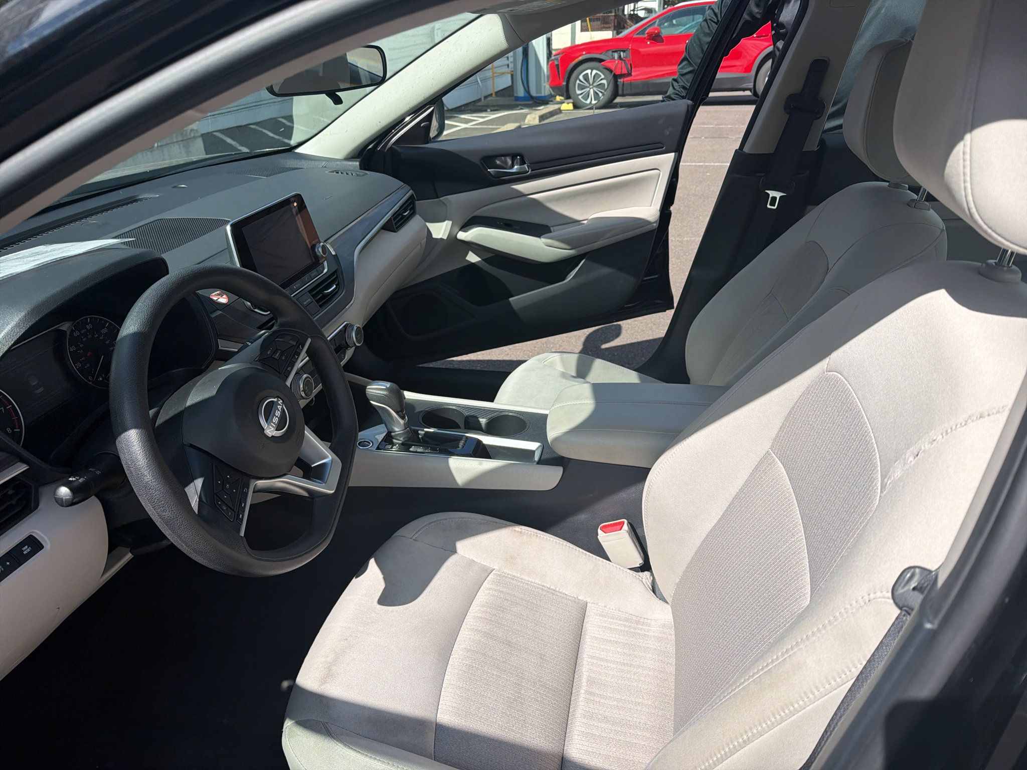Used 2025 Nissan Altima 2.5 SV FWD image 6