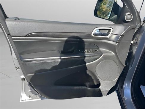 Used 2021 Jeep Grand Cherokee Laredo image 23