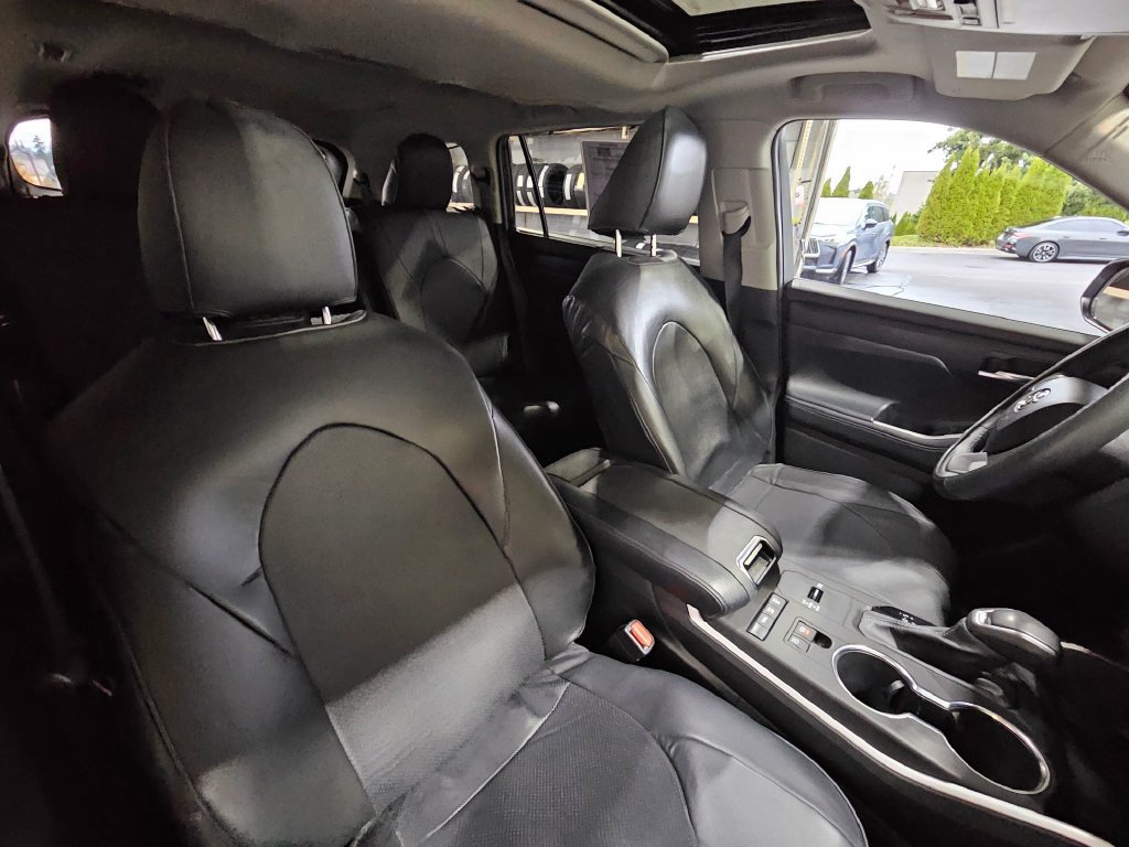 Used 2022 Toyota Highlander XLE AWD/4WD image 29