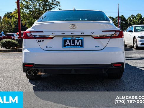 Used 2025 Toyota Camry SE image 12