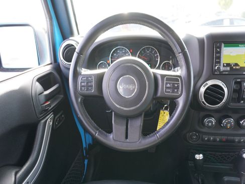 Used 2017 Jeep Wrangler Unlimited Rubicon w/ Connectivity Group image 15