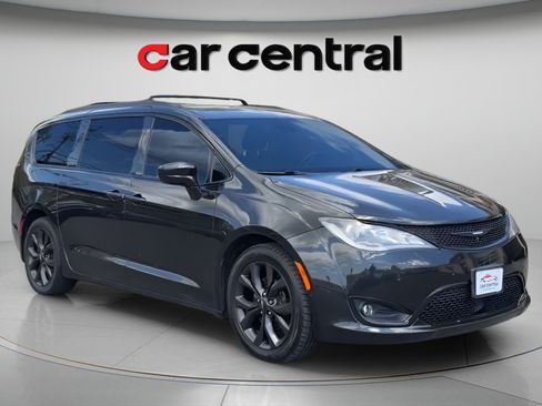 Used 2018 Chrysler Pacifica Touring-L Plus w/ Advanced Safetytec Group FWD image 7