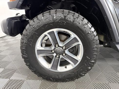 Used 2018 Jeep Wrangler Unlimited Sahara AWD/4WD image 9
