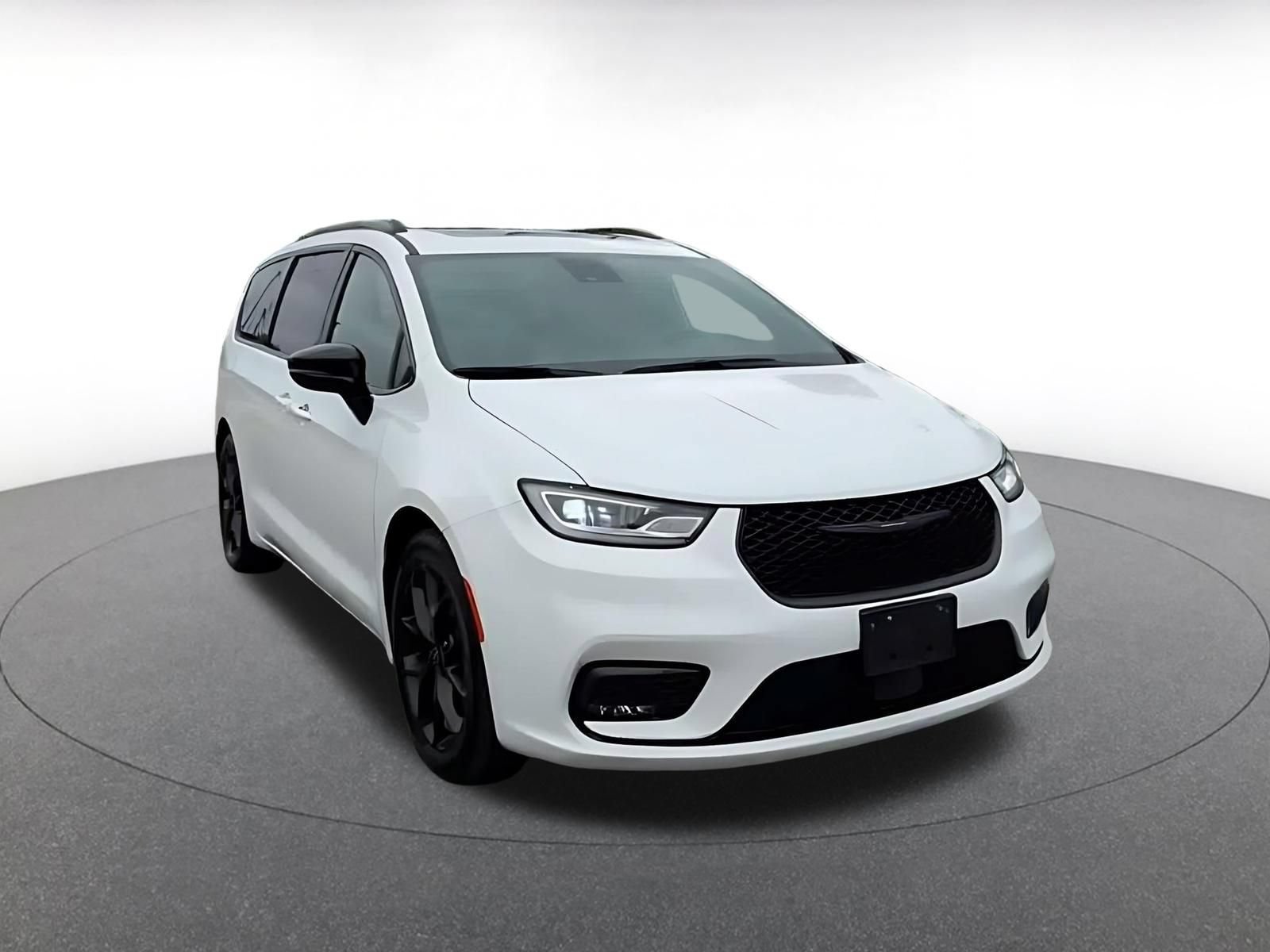 Used 2025 Chrysler Pacifica Limited FWD image 3