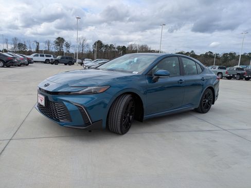 New 2026 Toyota Camry SE image 3