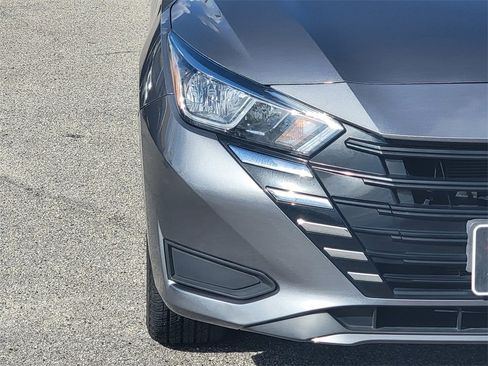 Used 2023 Nissan Versa SV image 3