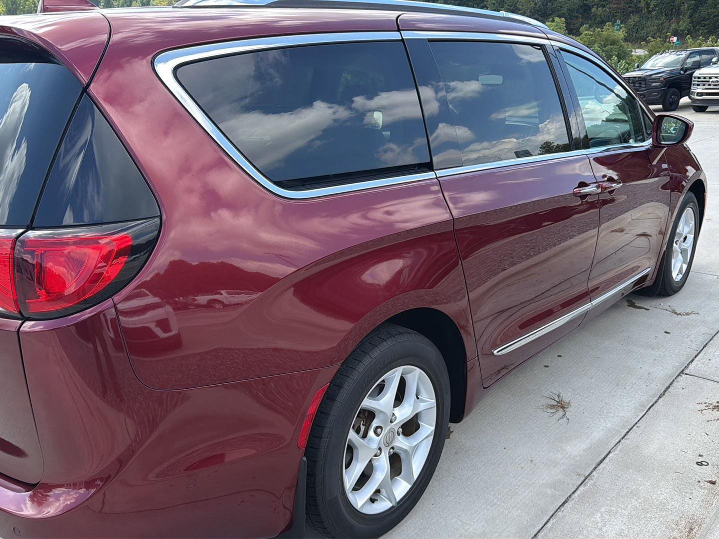 Used 2017 Chrysler Pacifica Touring-L Plus w/ Advanced Safetytec Group FWD image 3