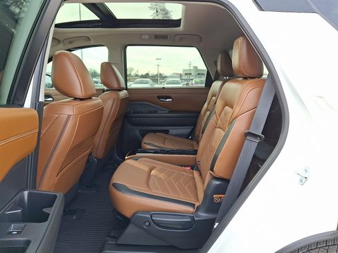 Used 2023 Nissan Pathfinder Platinum image 11