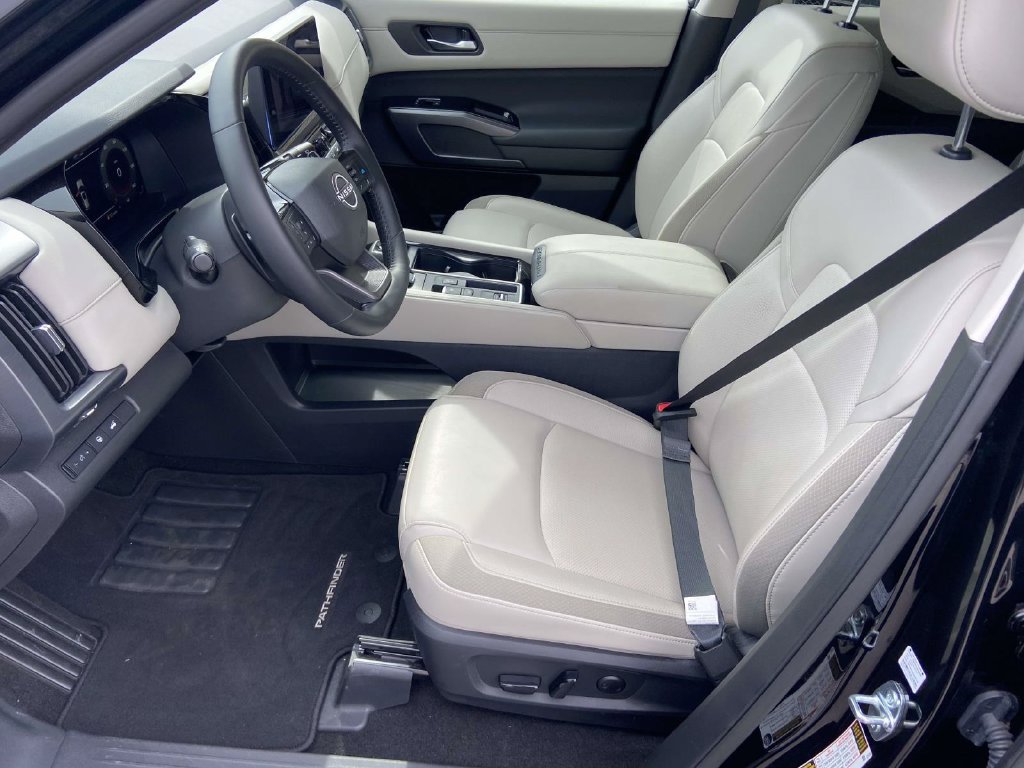 Used 2026 Nissan Pathfinder SL FWD image 12