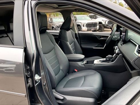 Used 2023 Toyota RAV4 XLE Premium image 8